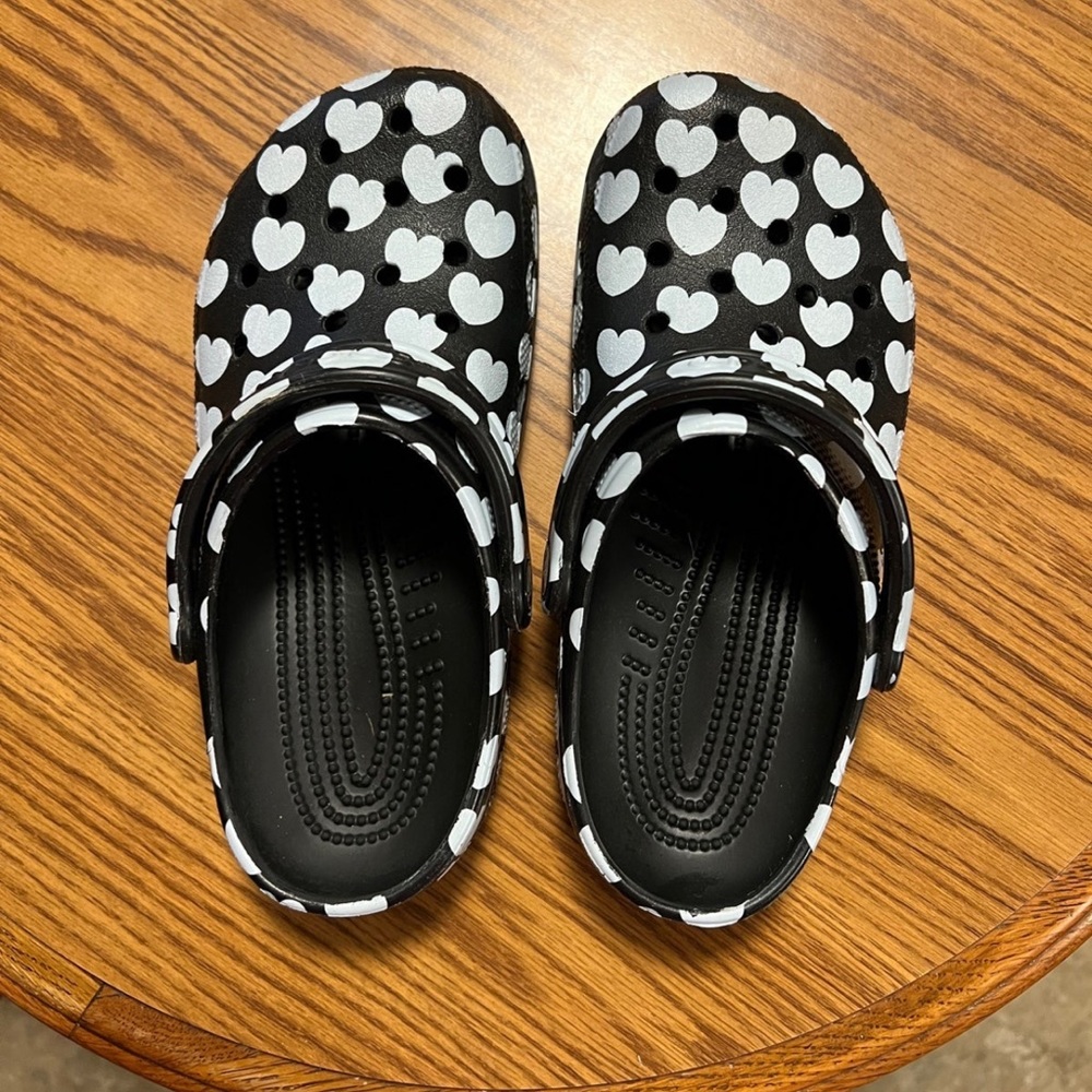 Heart crocs size 6